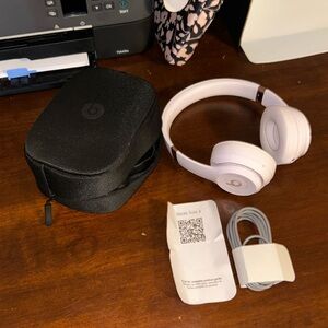 Beats Solo 4 gently used headphones .. minor scratches as pictured